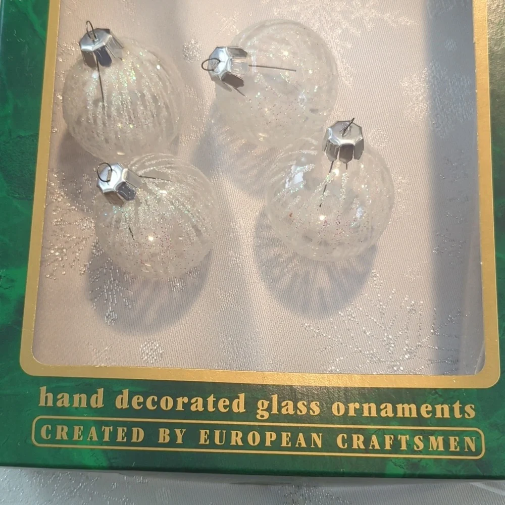 🏷️LAST CHANCE SALE $5 Vintage Romanian Hand Decorated Glass Ornaments Set of 4 - Picture 7 of 8